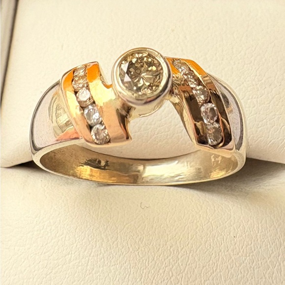 18k Gold & Diamond Ring - Picture 1 of 9